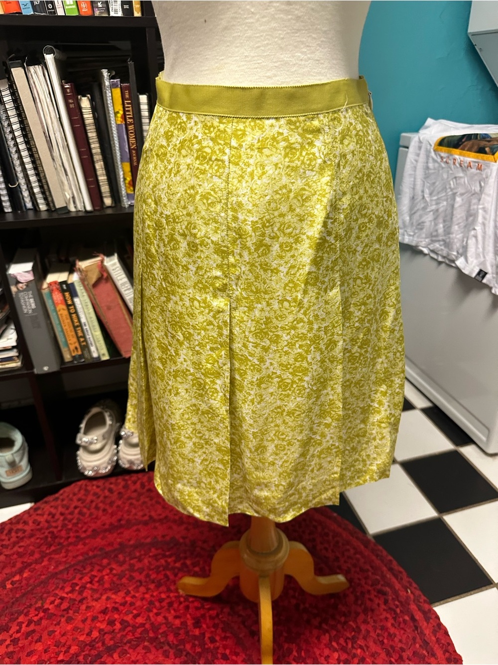Banana Republic Silk Women's Yellow Floral A-Line Skirt